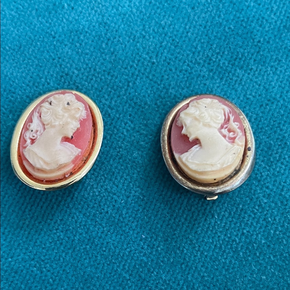 Elegant Cameo Earrings in Gold tone
